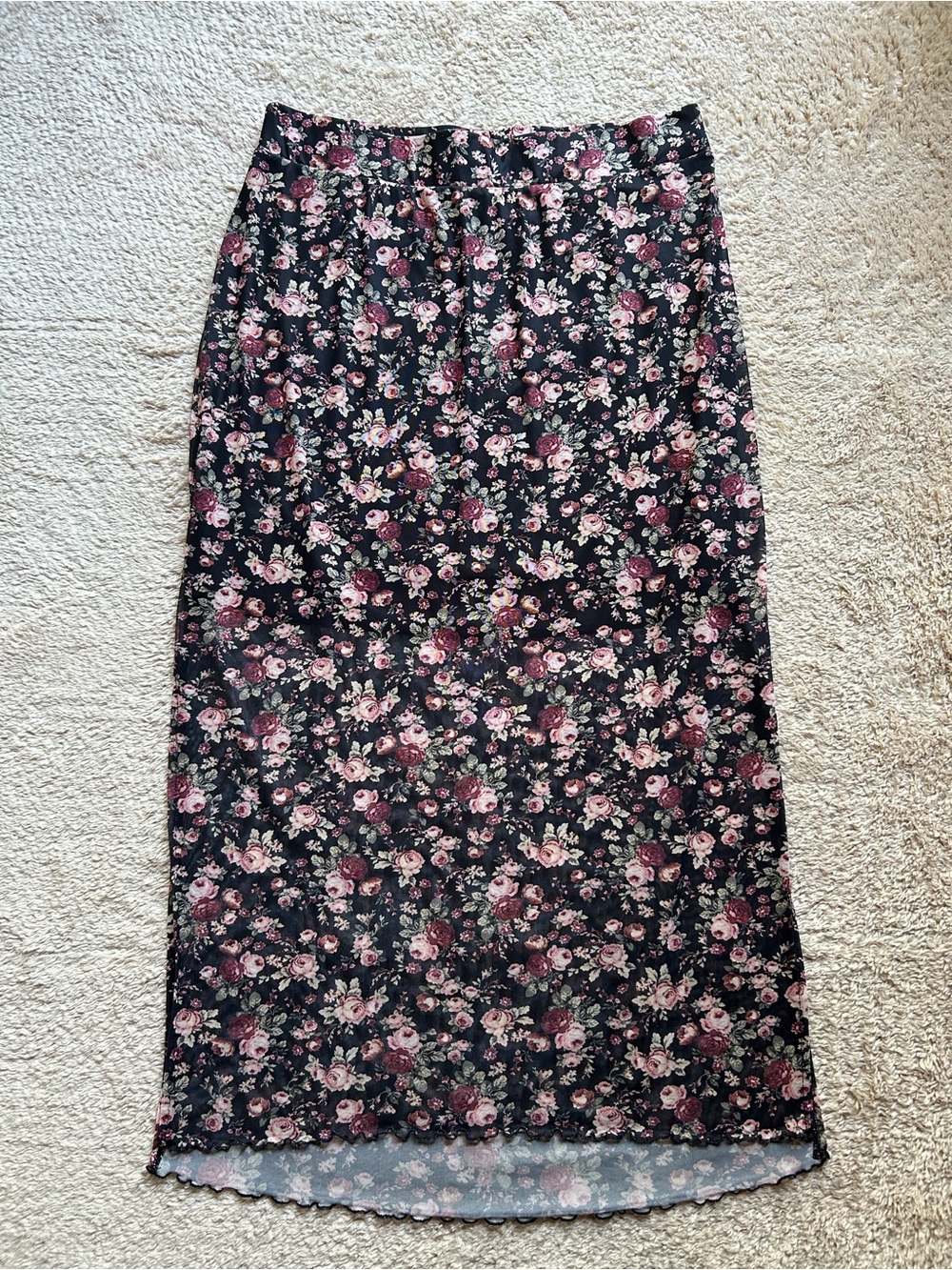 Torrid Size 1 (1X 14-16) Romantic
Floral Mesh Maxi Skirt Lettuce Hem
Whimsigoth